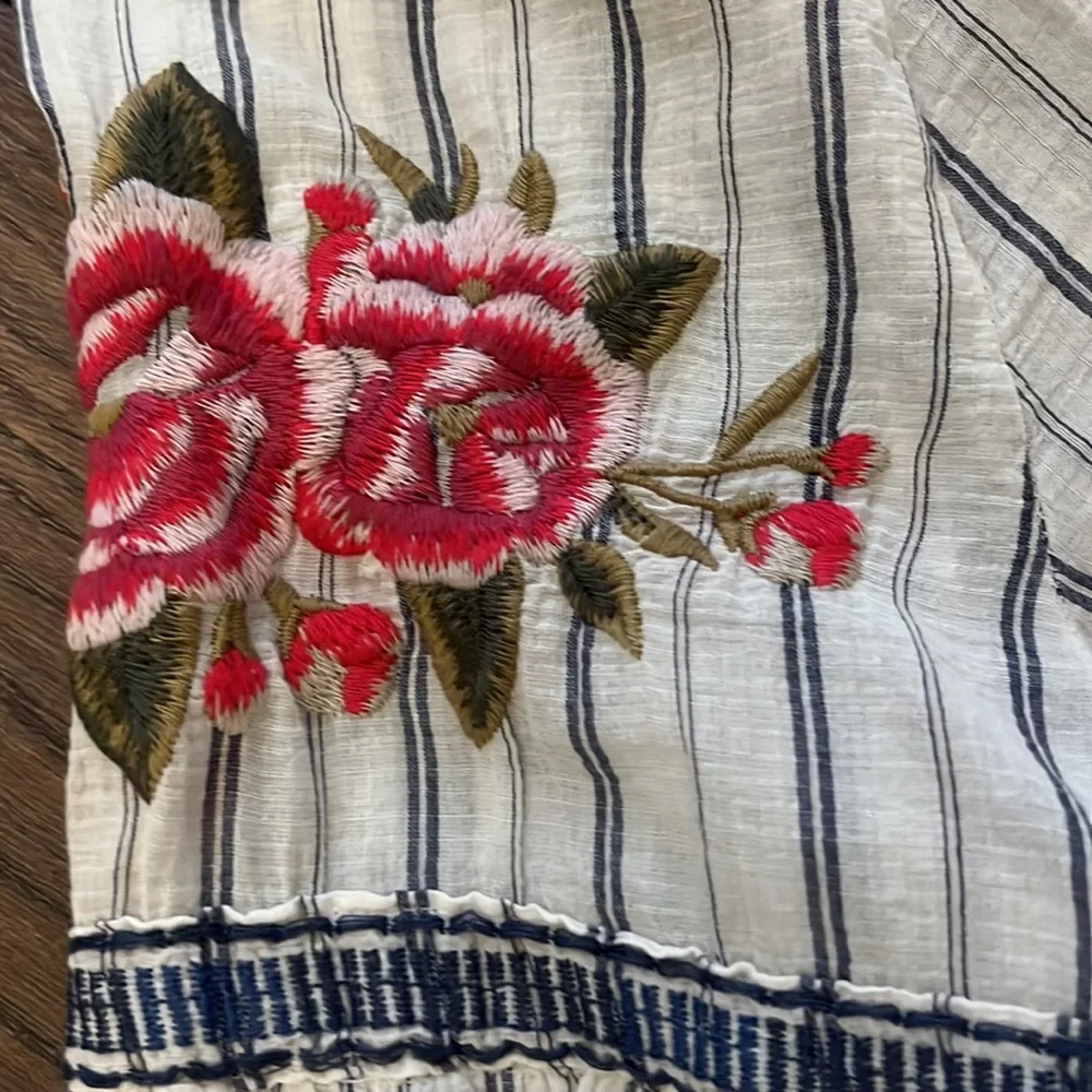 Johnny Was embroidered top size small. - Picture 11 of 11